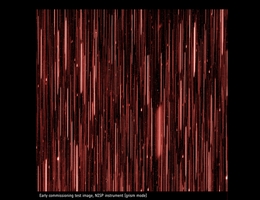 Testbild des Spektrografen des NISP-Instruments aus der frühen Phase der Inbetriebnahme. Spektrografen spalten das Licht eines Objekts ähnlich wie ein Regenbogen in die einzelnen Farbanteile auf. Jeder Streifen zeigt das Spektrum einer Galaxie. (Bild: ESA/Euclid/Euclid Consortium/NASA, CC BY-SA 3.0 IGO)