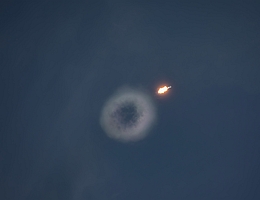 Falcon 9 mit MethaneSAT an Bord im Flug. (Bild: SpaceX)