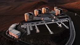 Luftaufnahme des Very Large Telescope (VLT) der ESO auf dem Cerro Paranal in der Atacama-Wüste in Chile. Das VLT-Interferometer (VLTI) bündelt das Licht von vier Teleskopen und ermöglicht so die Abbildung von weit entfernten Himmelsobjekten mit hoher Winkelauflösung. (Bild: G.Hüdepohl (atacamaphoto.com)/ESO)