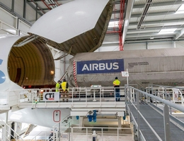 Verladung des Satellitencontainers in das Beluga-Flugzeug. (Bild: Airbus)