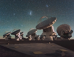 Das Atacama Large Millimeter/submillimeter Array (ALMA) ist eines der Großprojekte moderner Wissenschaft. Weit abgelegen, in der chilenischen Atacamawüste, erlaubt es einen einzigartigen Blick in den Kosmos. ALMA beobachtet bei sehr hohen Frequenzen, welche bisher weitgehend ungestört von menschengemachten Störungen waren. Doch der rasante technische Fortschritt sorgt dafür, dass in naher Zukunft auch auf diesen hohen Frequenzen Satellitenkommunikation stattfinden wird. (Bild: ESO/C. Malin (christophmalin.com))