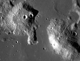 Gruithuisen Vulkankuppeln im Nordwesten der Mondvorderseite Der Lander soll in der Nähe der Gruithuisen-Kuppeln ankommen. Die beiden Vulkanberge Mons Gruithuisen Gamma (links) und Mons Gruithuisen Delta (rechts; Bildmosaik aus vier Aufnahmen der Lunar Reconnaissance Orbiter Camera 2009-2011, Bildbreite etwa 55 Kilometer) sind vulkanischen Ursprungs. Vulkanismus war auf dem Mond nicht selten, er bildete vor allem die von der Erde gut sichtbaren ausgedehnten dunklen Ebenen. Diese sind aus dünnflüssiger basaltischer Lava entstanden. Die Gruithuisen-Kuppeln müssen jedoch aus einer zäheren, kaum fließfähigen Lava entstanden sein, die auf der Erde durch Beimengung von Wasser entsteht – das es auf dem Mond aber nicht gibt. Wissenschaftlerinnen und Wissenschaftler erhoffen sich neue Erkenntnisse zu der Entstehungsgeschichte der Erhebungen. (Bild: NASA/GSFC/Arizona State University)