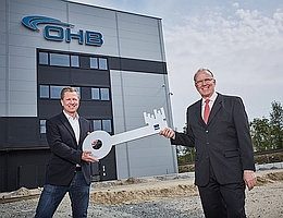 Schon wieder ein Jahr her: Architekt Arne Schlichtmann bei der Übergabe des symbolischen Schlüssels an Marco Fuchs, den Vorstandsvorsitzenden von OHB (v. l.). Damit nahm OHB im April 2020 offiziell den größten Reinraum der Unternehmensgruppe in Betrieb. (Bild: OHB)
