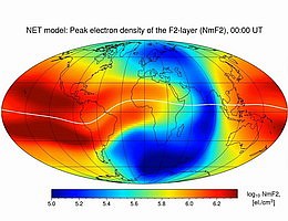 Elektronendichte der oberen Ionosphäre rund um die Erde zu einem Zeitpunkt des Tages (0:00 Uhr Universalzeit): hohe Dichten in Rot, geringe in Blau. Die weiße Linie markiert den geomagnetischen Äquator. Daneben die beiden Pol-Ansichten desselben Modells. (Abbildung: CCBY 4.0 Smirnov et al. (2023) - Scientific Reports (https://doi.org/10.1038/s41598-023-28034-z))