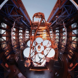 Darstellung des Inneren des Teleskops bei Sonnenlicht mit Menschen im Vordergrund. (Bild: Giant Magellan Telescope - GMTO Corporation)