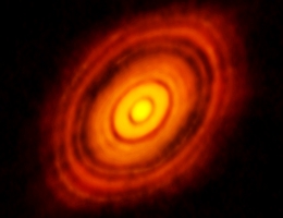 Dies ist das schärfste Bild, das jemals mit ALMA aufgenommen wurde - schärfer als es regelmäßig im sichtbaren Spektralbereich mit dem Hubble-Weltraumteleskop von NASA und ESA erreicht wird. Es zeigt die protoplanetare Scheibe, die den jungen Stern HL Tauri umgibt. Diese neuen Beobachtungen mit ALMA enthüllen Substrukturen innerhalb der Scheibe, die noch nie zuvor gesehen wurden, und zeigen selbst die möglichen Positionen von Planeten, die sich in den dunklen Stellen des Systems bilden. (Bild: ALMA (ESO/NAOJ/NRAO))