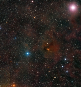 Die Aufnahme zeigt die Himmelsregion, in der sich HL Tauri befindet. HL Tauri ist Teil einer der Sternentstehungsregionen, die am nächsten zur Erde liegen. In seiner nahen Umgebung befinden sich viele junge Sterne und Staubwolken. Dieses Bild wurde aus Aufnahmen angefertigt, die Teil des Digitized Sky Survey 2 sind. (Bild: ESO/Digitized Sky Survey 2)