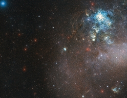 Diese beeindruckende Region neu gebildeter Sterne in der Großen Magellanschen Wolke (GMW) wurde vom Multi Unit Spectroscopic Explorer Instrument (MUSE) am Very Large Telescope der ESO eingefangen. Die relativ geringe Staubmenge in der GMW und das scharfe Sehvermögen von MUSE ermöglichten es, kleinste Details der Region im sichtbaren Licht zu erfassen. Das Bild ist ein Farb-Komposit aus Aufnahmen des Digitized Sky Survey 2 (DSS2) und zeigt die Umgebung von LHA 120-N 180B, erkennbar in der Mitte des Bilds. (Bild: ESO/Digitized Sky Survey 2. Acknowledgment: Davide De Martin)