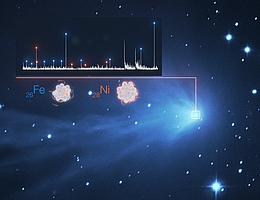 In dieser Abbildung wird der Nachweis der Schwermetalle Eisen (Fe) und Nickel (Ni) in der unscharfen Atmosphäre eines Kometen veranschaulicht. Oben links ist das Lichtspektrum von C/2016 R2 (PANSTARRS) mit einem realen Bild des Kometen überlagert, das mit dem SPECULOOS-Teleskop am Paranal-Observatorium der ESO aufgenommen wurde. Jede weiße Spitze im Spektrum repräsentiert ein anderes Element, wobei die Spitzen für Eisen und Nickel durch blaue bzw. orangefarbene Striche gekennzeichnet sind. Spektren wie diese sind dank des UVES-Instruments am VLT der ESO möglich, einem hochauflösenden Spektrografen, der die Linien so weit auffächert, dass sie einzeln identifiziert werden können.Darüber hinaus ist UVES bis hinunter zu Wellenlängen von 300 nm empfindlich. Die meisten der wichtigen Eisen- und Nickellinien erscheinen bei Wellenlängen von etwa 350 nm. Das bedeutet, dass die Fähigkeiten von UVES für diese Entdeckung entscheidend waren. (Bild: ESO/L. Calçada, SPECULOOS Team/E. Jehin, Manfroid et al.)