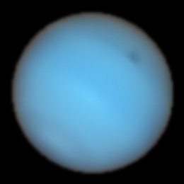 Dieses Bild zeigt Neptun, beobachtet mit dem MUSE-Instrument am Very Large Telescope der ESO. An jedem Pixel des Neptun spaltet MUSE das einfallende Licht in seine einzelnen Farben oder Wellenlängen auf. Dies ist vergleichbar mit der Aufnahme von Bildern mit Tausenden von verschiedenen Wellenlängen auf einmal, die den Astronomen eine Fülle von wertvollen Informationen liefern. Dieses Bild kombiniert alle von MUSE aufgenommenen Farben zu einer „natürlichen“ Ansicht von Neptun, auf der oben rechts ein dunkler Fleck zu sehen ist. (Bild: ESO/P. Irwin et al.)