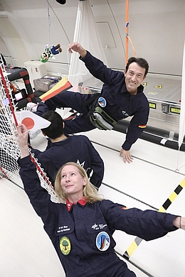 Deutsch-Japanische Freundschaft in Schwerelosigkeit Mit an Bord der 41. Kampagne ist dieses Mal auch ein ganz besonderes Experiment: Ein Team aus Japan geht gemeinsam mit einem deutschen Team der Planetenentstehung auf den Grund. Damit werden die DLR-Parabelflüge in die Schwerelosigkeit immer internationaler. Die deutsch-japanische Freundschaft im Parabelflieger zelebrierten Dr. Katrin Stang, Parabelflug-Programmleiterin bei der Deutschen Raumfahrtagentur im DLR, und Yuki Kimura, Projektleiter des deutsch-japanischen Experiments „Ice-DUST“, das untersucht, wie sich Eis-Nanopartikel und Wassermoleküle zu immer größeren Staubpartikeln verklumpen, deren Entstehung dann letzten Endes zum Verständnis der Planetenentstehung beiträgt. (Bild: DLR)