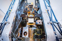 Die SpaceX-Rakete mit ihrem Gepäck kurz vor dem Start. Im gelben Rahmen zu sehen ist SONATE-2, der Satellit der Uni Würzburg. (Bild: SpaceX)