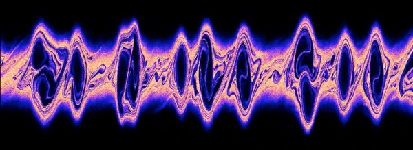 Simulation der kosmischen Strahlung, die durch ein Hintergrundplasma strömt und eine Plasmainstabilität anregt. Dargestellt ist die Verteilung der Hintergrundteilchen, die auf die strömende kosmische Strahlung im Phasenraum reagieren, der durch Teilchen-Position (horizontale Achse) und Geschwindigkeit (vertikale Achse) aufgespannt wird. Die Farben visualisieren die Anzahldichte und die Löcher im Phasenraum sind Ausdruck der hochdynamischen Natur der Instabilität, die geordnete Bewegungen in Zufallsbewegungen umwandelt. (Bild: Shalaby/AIP)