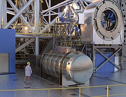 Der hochauflösende Spektrograph ANDES in dieser künstlerischen Darstellung wird eines der Instrumente für das Extremely Large Telescope (ELT) in Chile sein. (Bild: ESO)