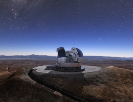 Auf dem Cerro Armazones in der chilenischen Wüste in der Nähe des Paranal-Observatoriums der ESO wird das europäische Extremely Large Telescope (ELT) errichtet, das mit seinem Spiegeldurchmesser von 39 Metern das weltweit größte Auge am Himmel sein wird. Hier zeigt das Rendering eines Künstlers, wie das Teleskop nach seiner Fertigstellung auf dem Berg aussehen wird. (Foto: ESO/L. Calçada)