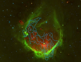 Falschfarbenbild von RCW 120 vom Spitzer Satelliten, wobei heißer Staub rot ist, warmes Gas grün und Sterne blau dargestellt sind. Die Konturen zeigen die [CII] Linie von ionisiertem Kohlenstoff, der mit SOFIA und upGREAT beobachtet wurde und eine schnelle Ausdehnung der Region in Richtung Erde (blaue Konturen) und von uns weg (rote Konturen) bestätigt. Der gelbe Stern gibt die Position des zentralen, massiven Sterns in RCW 120 an. (Bild: Luisi et al. 2021, Spitzer)