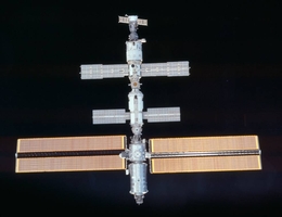 Die ISS im Blickfeld des Shuttles Endeavour vor dem Andocken. (Bild: NASA)