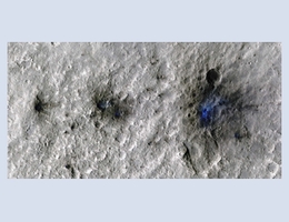 Erster Meteoroiden-Einschlag, der von der InSight-Mission der NASA aufgezeichnet wurde. Das Bild wurde von der HiRISE-Kamera des Mars Reconnaissance Orbiter aufgenommen. (Bild: NASA/JPL-Caltech/University of Arizona)