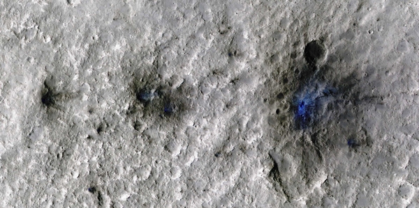 Erster Meteoroideneinschlag, der von der InSight-Mission der NASA aufgezeichnet wurde. Bild aufgenommen mit der HiRISE-Kamera des Mars Reconnaissance Orbiter. (Bildnachweis: NASA/JPL-Caltech/University of Arizona)