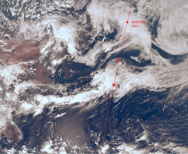Bild desselben Wolkensystems, das vom meteorologischen Satelliten Himawari-9 in einer geostationären Umlaufbahn beobachtet wurde, überlagert mit der Umlaufbahn von EarthCARE. (Bild: JAXA/Japan Meteorological Agency)