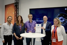 Tiago Soares, Francesca Cirillo (Airbus Defence and Space), Pierre Dandre (Thales Alenia Space), Rolf Densing und Christiane Bergemann (OHB) bei der Vertragsunterzeichnung. (Bild: ESA)