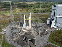 Die Ariane 6 vor dem Start Europas neue Trägerrakete Ariane 6 ist bereit für den Start, der für den 9. Juli 2024 geplant ist. Dafür hat die Rakete eine vollständige Generalprobe absolviert. Dabei durchliefen das echte Flugmodell, seine Nutzlasten, die Startrampe und die Teams am Boden jeden Schritt des Startvorgangs: vom Pumpen von 180 Tonnen Treibstoff – flüssigem Sauerstoff und flüssigem Wasserstoff – in die wartende Ariane 6 bis hin zur Ausführung der gesamten Bodenkontrollsoftware und mehr. Auch die rund 100 Meter hohe und 8.000 Tonnen schwere Mobile Gantry – eine fahrbare Riesengarage auf Schienen – wurde zurückgerollt. Kurz vor dem Start fährt die riesige Stahlkonstruktion in einen sicheren Abstand zurück. Mit seinen gigantischen Ausmaßen gilt die Mobile Gantry als eines der größten und schwersten beweglichen Gebäude der Welt. Sie hat die Rakete während ihrer Endintegration umgeben. (Bild: ESA/ArianeGroup/Arianespace/CNES)