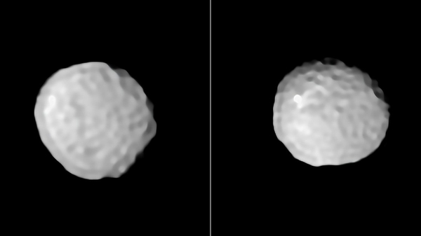 Der Asteroid (2) Pallas Pallas ist der zweitgrößte Asteroid im Asteroidengürtel mit einem durchschnittlichen Durchmesser von rund 510 Kilometern. Mit Reflexionsspektren, die denen von CR-Chondriten (siehe vorvorheriges Bild, der Renazzo-Meteorit) entsprechen, ist Pallas ein Kandidat für den Mutterkörper dieser wasserhaltigen Meteoriten. Hochauflösende Bilder der nördlichen (links) und südlichen (rechts) Hemisphäre von Pallas wurden vom Very Large Telescope (VLT) der Europäischen Südsternwarte in Chile im Jahr 2020 aufgenommen. Zwei große Einschlagsbecken könnten durch Einschläge von Asteroidenfamilien entstanden sein. Der helle Fleck auf der südlichen Hemisphäre (rechts) erinnert an die Salzablagerungen auf dem wasserreichen Zwergplaneten Ceres. (Bild: ESO/M. Marsset et al./MISTRAL-Algorithmus (ONERA/CNRS))