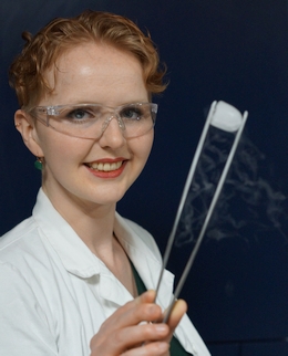 Die Chemikerin Christina M. Tonauer im Labor. (Bild: Theresa Nairz)