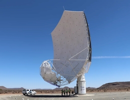 Detailansicht eines der Einzelteleskope des MeerKAT-Radioteleskop-Netzwerks. (Bild: Gundolf Wieching / MPIfR)