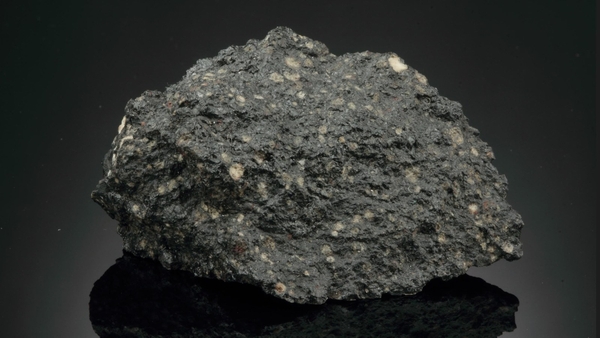 Der Renazzo-Meteorit 38,1 Gramm schweres Fragment des Meteoriten von Renazzo. Am 15. Januar 1824 fielen in der Nähe der italienischen Stadt Renazzo in der Provinz Ferrara um 20.30 Uhr Fragmente eines Meteoriten mit einem Gewicht von etwa zehn Kilogramm. Es heißt, dass dieser Meteorit in drei oder vier Hauptfragmente zerbrach, denn eine Frau sagte, sie habe zum Zeitpunkt des Falls einen dreifachen Knall gehört. Renazzo wurde zum Namensgeber einer Gruppe von kohlenstoffhaltigen Meteoriten (die später entdeckt wurden), die CR genannt werden (das R steht für Renazzo). Der Mutterkörper von Renazzo entstand knapp vier Millionen Jahre nach der Entstehung des Sonnensystems und wurde nicht stark genug erhitzt, um seinen ursprünglichen Wassergehalt zu verlieren. (Bild: Universitätsmuseum für Geowissenschaften, Rom)