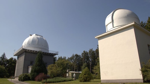 Das Observatorium besteht aus zwei Teleskoptürmen - der große beherbergt ein 1,5m Ritchey-Chrétien-Spiegelteleskop und im kleinen steht ein 60cm Spiegelteleskop mit 5 m Brennweite. Das kleinere Teleskop wurde zur Ergänzung des großen Teleskops gebaut, um Parallelbeobachtungen machen zu können - so können etwa zur selben Zeit spektroskopische Beobachtungen am großen Teleskop und photometrische Beobachtungen am kleinen Teleskop durchgeführt werden. (Foto: Sophie Hanak)