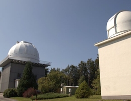 Das Observatorium besteht aus zwei Teleskoptürmen - der große beherbergt ein 1,5m Ritchey-Chrétien-Spiegelteleskop und im kleinen steht ein 60cm Spiegelteleskop mit 5 m Brennweite. Das kleinere Teleskop wurde zur Ergänzung des großen Teleskops gebaut, um Parallelbeobachtungen machen zu können - so können etwa zur selben Zeit spektroskopische Beobachtungen am großen Teleskop und photometrische Beobachtungen am kleinen Teleskop durchgeführt werden. (Foto: Sophie Hanak)