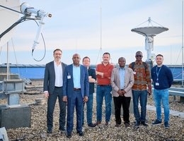 Das Team der Kommission der Afrikanischen Union (AUC), das die Einrichtung der neuen PUMA-Station für das EU-finanzierte ClimSA-Projekt koordiniert, zu Besuch bei EUMETSAT im Mai 2024. Von rechts nach links: Paolo Sidoli, EUMETSAT, Ulrich Diasso, AUC, Jolly Wasambo, AUC, Erdem Erdi, EUMETSAT, Gordon Smith, EUMETSAT, Harsen Nyambe, AUC, Vincent Gabaglio, EUMETSAT. (Bild: EUMETSAT)