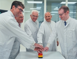 v.l.: R. Nentwich (MdL), Dr. W. Pelzer (Vorstandsmitglied DLR), Ministerpräsident W. Kretschmann, T. Reinartz (CEO TESAT), OB Backnang M. Friedrich (Bild: TESAT)