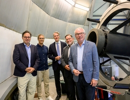 v.l.n.r. João Alves, Stefan Meingast (beide Institut für Astrophysik der Universität Wien), Sebastian Schütze (Rektor der Universität Wien), Werner Zeilinger (Institut für Astrophysik der Universität Wien), Stephan Pernkopf (Landeshauptfrau-Stellvertreter von Niederösterreich). (Foto: NLK Burchhart)