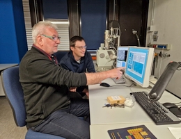 Addi Bischoff (l.) und Markus Patzek untersuchen mithilfe eines Rasterelektronenmikroskops die Fundstücke. (Bild: Uni MS - Institut für Planetologie)