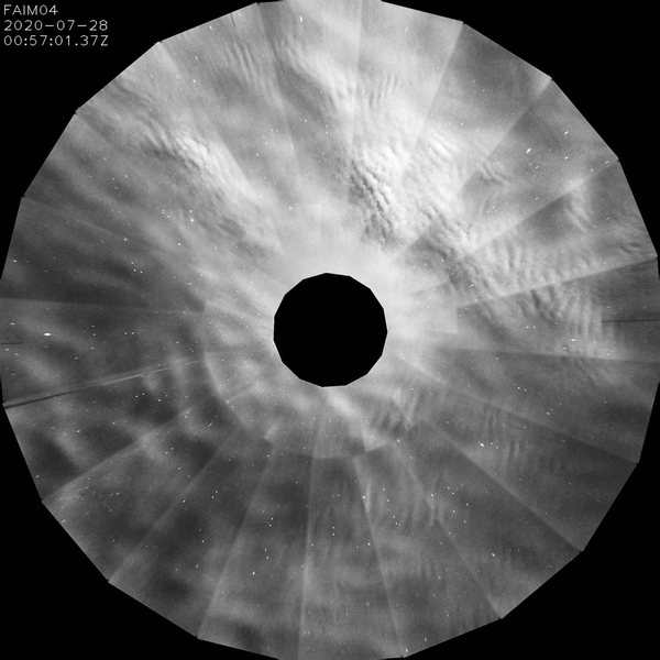 Im Airglow-Bild sind die durch die Schwerewellen verursachten „Rippeln“ gut zu erkennen. (Bild: Universität Augsburg/DLR)