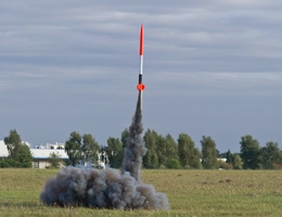 CanSat-Rakete beim Start Die Forschungssatelliten im Kleinformat fliegen mit einer Rakete auf eine Höhe von etwa 700 Metern und werden dort ausgeworfen. (Bild: DLR (CC-BY 3.0))