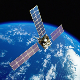 Erdbeobachtungssatellit über der von Ozeanen bedeckten Erde. (Bild: created using DALL-E, International Hydrographic Organization IHO)