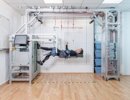 ÖWF Analog-Astronaut Robert Wild am Laufband der Vertical Treadmill Facility. (Bild: vog.photo/OeWF)