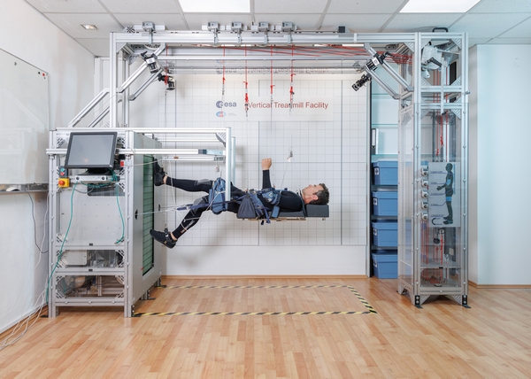 ÖWF Analog-Astronaut Robert Wild am Laufband der Vertical Treadmill Facility. (Bild: vog.photo/OeWF)