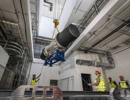 Mit dem Einbau der ersten supraleitenden Hightech-Magnete hat die Installation der FAIR-Beschleunigermaschine begonnen. (Foto: Lars Möller, GSI/FAIR)