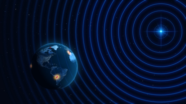 Diese künstlerische Darstellung zeigt die Standorte mehrerer Radioobservatorien rund um den Globus, die an einem Pilotversuch der Event Horizon Telescope (EHT) Collaboration teilgenommen haben. Dabei wurden die Beobachtungen mit der bisher höchsten Auflösung vom Boden aus durchgeführt. Die Testbeobachtungen erfassten Licht von entfernten Galaxien bei einer Wellenlänge von 0,87 mm und wurden mit einigen der Observatorien (in Rot) durchgeführt, die Teil des EHT sind, einem virtuellen Teleskop von der Größe der Erde. Eine dieser entfernten, punktförmigen Galaxien ist oben rechts dargestellt und sendet Radiosignale bis zur Erde aus. Obwohl die Beobachtungen an einigen Standorten durch nicht ideale Wetterbedingungen behindert wurden, konnte das Team mehrere Galaxien von verschiedenen Stationen aus beobachten. Mit unterschiedlichen Teleskoppaaren, die als leuchtende Punkte dargestellt sind, wurden zuverlässige Entdeckungen gemacht: das Atacama Large Millimeter/submillimeter Array (ALMA) und das Atacama Pathfinder EXperiment (APEX) in der Atacama-Wüste in Chile, ALMA und das 30-Meter-Teleskop des IRAM in Spanien sowie ALMA und das Submillimeter Array in Hawaiʻi. Die EHT-Kollaboration ist dafür bekannt, Teleskope auf der ganzen Welt mithilfe einer Technik namens „Very Long Baseline Interferometry“ zu verbinden, um Bilder von supermassereichen Schwarzen Löchern zu erhalten. Frühere EHT-Beobachtungen wurden bei einer Wellenlänge von 1,3 mm durchgeführt. Durch die Beobachtung einer entfernten aktiven Galaxie bei einer niedrigeren Wellenlänge konnten die Forscher Bilder mit noch höherer Auflösung aufnehmen, ohne ein größeres virtuelles Teleskop zu verwenden. (Quelle: ESO/M. Kornmesser)