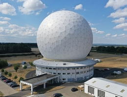 Das Weltraumbeobachtungsradar TIRA des Fraunhofer FHR auf dem Wachtberg südlich von Bonn. Es wird von einem Starrradom mit 47,5 Metern, dem weltgrößten dieser Art, vor Wetter geschützt. (Bild: Fraunhofer FHR / Jens Fiege)