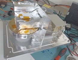 Das CHAOS (Cherenkov Atmospheric Observation System) in seiner vollständigen Form. Links befinden sich die Detektoren - ein Bismuth-Germanium-Oxid-Kristall, mehrere Halbleiterdetektoren und ein Cherenkov-Detektor. Die Box rechts enthält die notwendige Elektronik. (Bild: Hannes Ebeling, Uni Kiel)