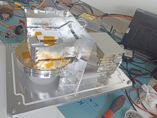 Das CHAOS (Cherenkov Atmospheric Observation System) in seiner vollständigen Form. Links befinden sich die Detektoren - ein Bismuth-Germanium-Oxid-Kristall, mehrere Halbleiterdetektoren und ein Cherenkov-Detektor. Die Box rechts enthält die notwendige Elektronik. (Bild: Hannes Ebeling, Uni Kiel)