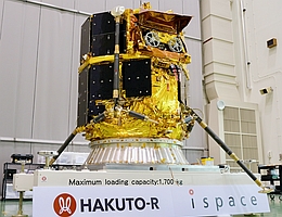 Rover TENACIOUS auf Mondlander RESILIENCE in Tsukuba, Japan bei der JAXA. (Bild: ispace)