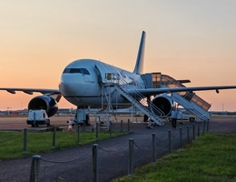 Der Airbus A310 ZERO-G steht am Flughafen Bordeaux-Mérignac bereit, um Wissenschaftlerinnen und Wissenschaftler zusammen mit ihren Experimenten in die Schwerelosigkeit zu bringen. Die 43. Parabelflugkampagne der Deutschen Raumfahrtagentur im Deutschen Zentrum für Luft- und Raumfahrt (DLR) findet vom 17. bis zum 19. September 2024 statt. (Bild: DLR (CC BY-NC-ND 3.0))