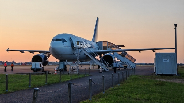 Der Airbus A310 ZERO-G steht am Flughafen Bordeaux-Mérignac bereit, um Wissenschaftlerinnen und Wissenschaftler zusammen mit ihren Experimenten in die Schwerelosigkeit zu bringen. Die 43. Parabelflugkampagne der Deutschen Raumfahrtagentur im Deutschen Zentrum für Luft- und Raumfahrt (DLR) findet vom 17. bis zum 19. September 2024 statt. (Bild: DLR (CC BY-NC-ND 3.0))