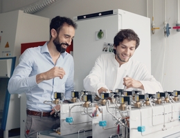 ERC Starting Grant-Gewinner Dr. Cyprien Verseux (links) und Doktorand Tiago Ramalho arbeiten an Atmos (Atmosphere Tester for Mars-bound Organic Systems). (Bild: Patrick Pollmeier / Universität Bremen)